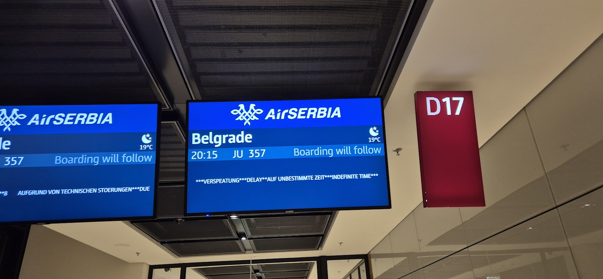 Putnici cekaju na aerodromskom terminalu