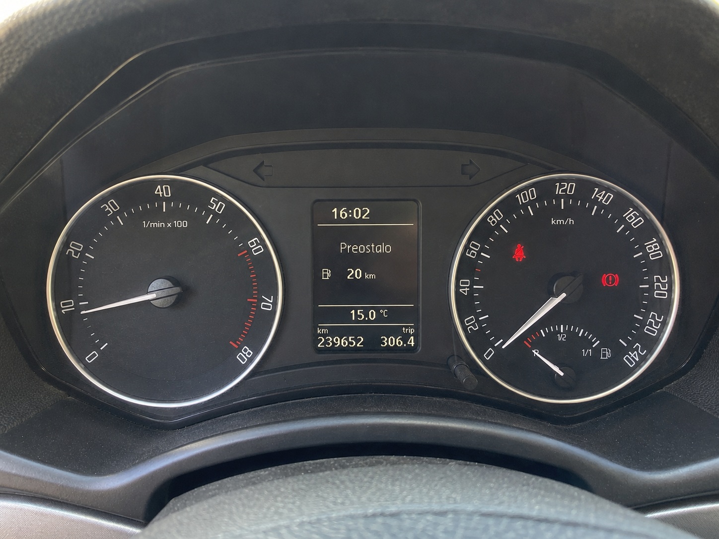 Instrument tabla automobila sa skoro praznim rezervoarom